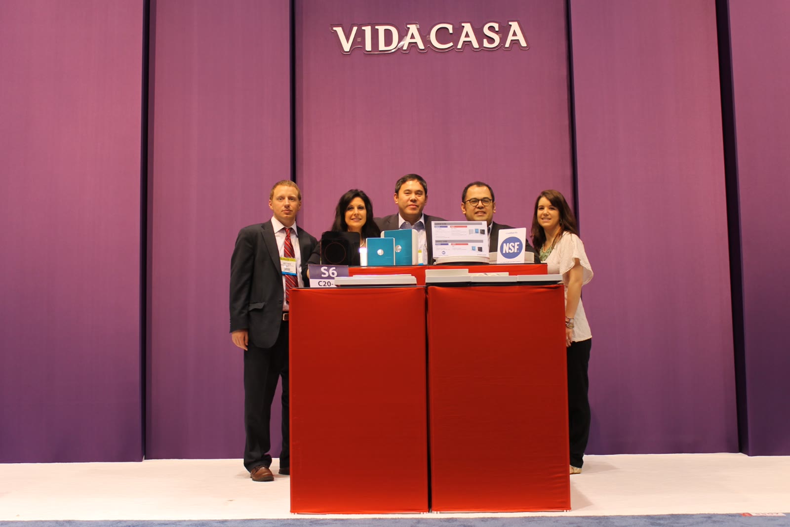 Vidacasa team at booth